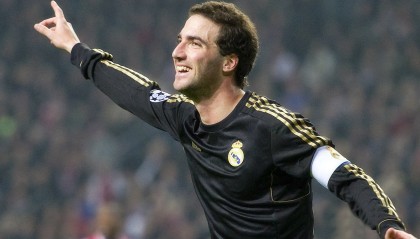 开云·体育官网-_国际动作足球：空中技巧引爆全场_，足球空中停球教学视频